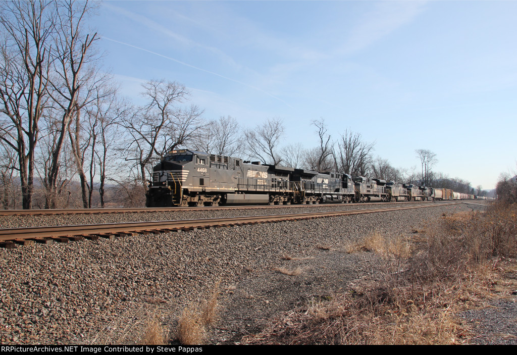 NS 4468 leads train 11V west
